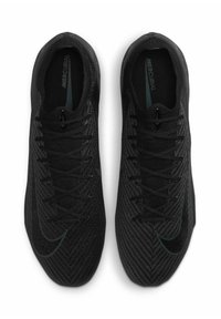 Zwarte sportieve schoenen met een gestructureerde mesh bovenkant, dunne veters en een laag profiel ontwerp. Bevat een subtiele logodetail.