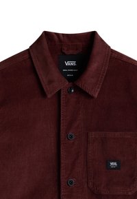 Bordeauxroter Cordmantel aus Kordstoff mit spitzem Kragen, schwarzen Knöpfen, Fronttasche und "VANS"-Etikett, durchgehend mit gerippter Struktur.