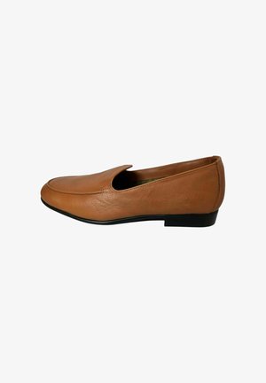 Braune Leder-Slipper mit glatter Textur, abgerundetem Zehenbereich, minimalen Nahtdetails und einem niedrigen schwarzen Absatz.