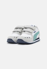 Szürke és fehér sneakers kék részletekkel, velúr anyagból, tépőzáras pántokkal és alacsony profilú dizájnnal. Sportos inspirációjú stílus.