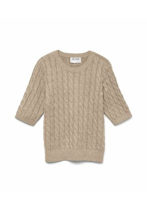 Beige kabelstickad tröja med trekvartsärmar och rund halsringning. Mjuk textur och normal passform med ribbade manschetter och nederkant.