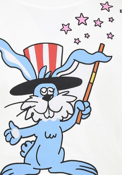 Personaggio di coniglio in stile cartone animato che indossa un cilindro nero con strisce rosse e bianche, mentre tiene una bacchetta magica, il tutto su uno sfondo bianco con stelle rosa.