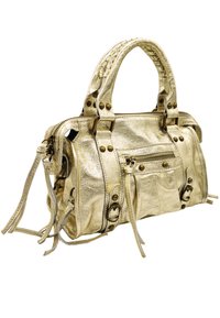 Sac à main doré métallisé avec deux anses, fermeture éclair, poches latérales et accents décoratifs en métal. Texture lisse avec des détails en franges.