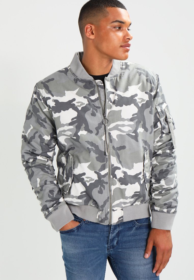 Chaqueta bomber de camuflaje gris con cierre de cremallera, puños acanalados y bolsillos laterales. Tejido suave con una textura lisa y un diseño ligero.