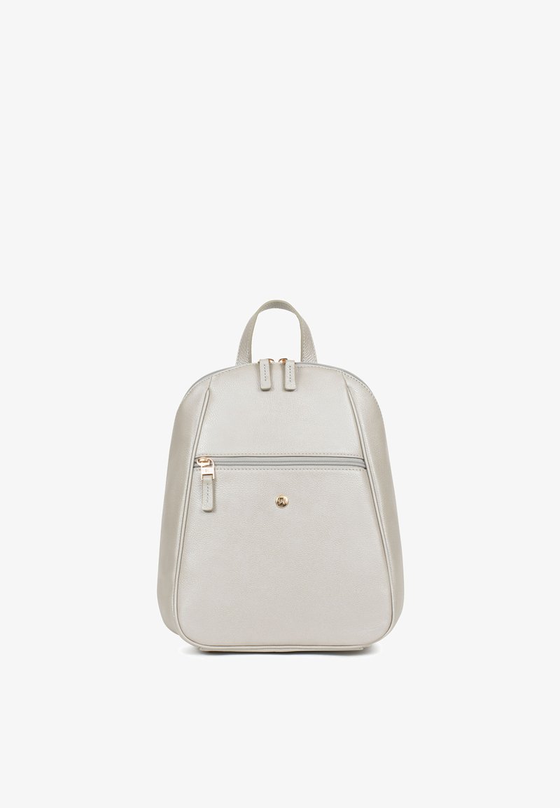 Lichtgrijze leren rugzak met een ronde vorm, voorzien van een voorste ritsvak, logodetail en korte handgreep aan de bovenkant. Gevarieerde textuur.