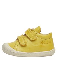 Gelbe Ledersneaker für Kleinkinder mit zwei Klettverschlüssen, abgerundeter Spitze, weißer Gummisohle und dezentem Branding an der Seite.