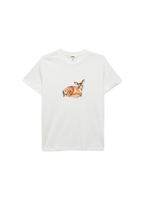 Weißes Baumwoll-T-Shirt mit kurzen Ärmeln, das eine gedruckte Illustration eines liegenden Rehkitzes zeigt, das orange und braune Töne mit weißen Flecken aufweist.