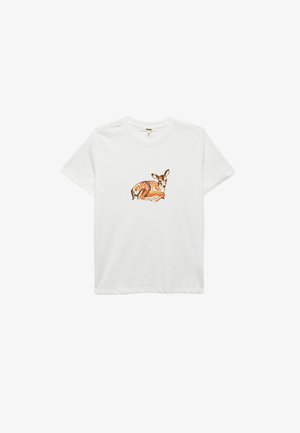 Weißes Baumwoll-T-Shirt mit kurzen Ärmeln, das eine gedruckte Illustration eines liegenden Rehkitzes zeigt, das orange und braune Töne mit weißen Flecken aufweist.