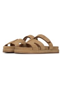 Bruine suède sandalen met kruislingse banden, open teenontwerp en een dikke zool voor extra comfort.