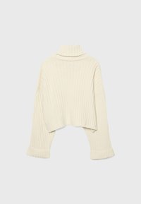 Pull en maille côtelée crème, coupe courte avec des manches larges et un motif texturé, comportant un col retroussé et un tissu doux.