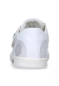 Sneaker bianca con pannello in tessuto grigio testurizzato, cinturino regolabile, dettaglio rotondo del logo e suola in gomma. Design pulito con accenti minimi.