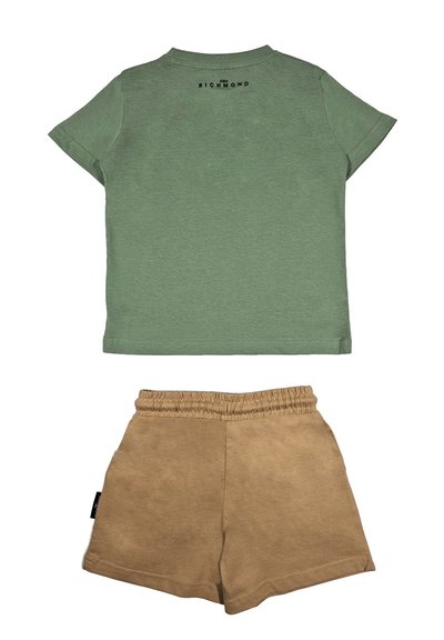 T-shirt in cotone verde oliva con maniche corte, caratterizzato da un logo sul retro. Abbinato a pantaloni corti in cotone beige, con vita elastica e texture liscia.