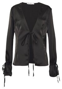 Blouse en satin noir avec un décolleté en V plongeant, fermeture à nouer sur le devant et manches longues avec des poignets froncés, offrant une texture lisse et élégante.