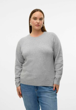 Grauer Pullover aus weichem Stoff mit Rundhalsausschnitt und langen Raglansleeves. Kombiniert mit blauen Jeans.