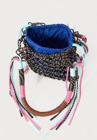 Gewebte Tragetasche in Schwarz mit metallischen Akzenten, ausgestattet mit einem blauen Innenfutter, mehrfarbigen Zierbändern und einer gerafften Öffnung.