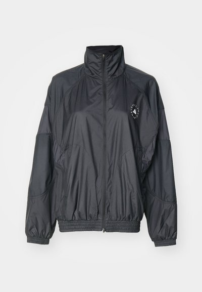 Zwarte zip-up jack met een hoge kraag, elastische manchetten en een gathered taille. Gemaakt van lichtgewicht, soepele stof met een logo detail.