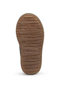 Podešev boty s texturovaným, vroubkovaným vzorem. Vyrobena z hnědé gumy, s přirozeným povrchem a logem vyraženým na boku.