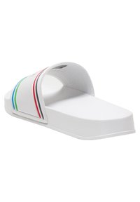 Tongs blanches avec un bout ouvert, une sangle courbée et une semelle texturée. Présente des rayures colorées en rouge, vert et bleu sur la sangle.