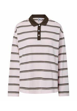 Polo à manches longues en rose clair avec des rayures horizontales marron, doté d'un col marron foncé et d'une patte de boutonnage à trois boutons. Matière en coton doux.