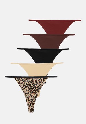 Cinco tangas de mujer colocadas en fila, en colores rojo, marrón, negro, beige y estampado de leopardo.