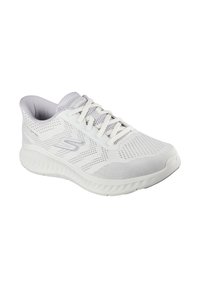 Vit sportig sneaker med övre i andningsbart nät, snörning, dämpad sula och strukturerade mönster på sidorna.