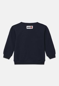 Sudadera azul marino hecha de tela suave, con mangas largas y cuello redondo. Un parche con el logo de Marvel está en la parte trasera cerca del cuello.