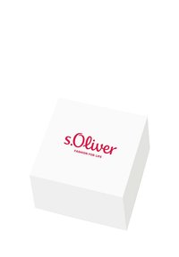 Biały prostokątny box z logo "s.Oliver" w kolorze czerwonym. Tekst brzmi "MODA NA CAŁE ŻYCIE", wyraźnie nadrukowany prostą czcionką. Gładka powierzchnia.