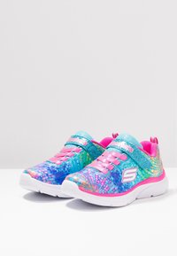 Kindersneakers hebben een multikleurig ontwerp met blauwe, roze en oranje patronen, een bovenwerk van textiel, elastische veters en een lichtgewicht witte zool.