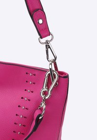 Coin de sac en cuir rose vif avec des fermoirs métalliques argentés et des attaches fixant une sangle rose assortie.