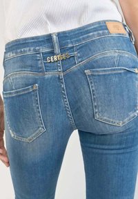 Le Temps Des Cerises Slim fit jeans - bleu