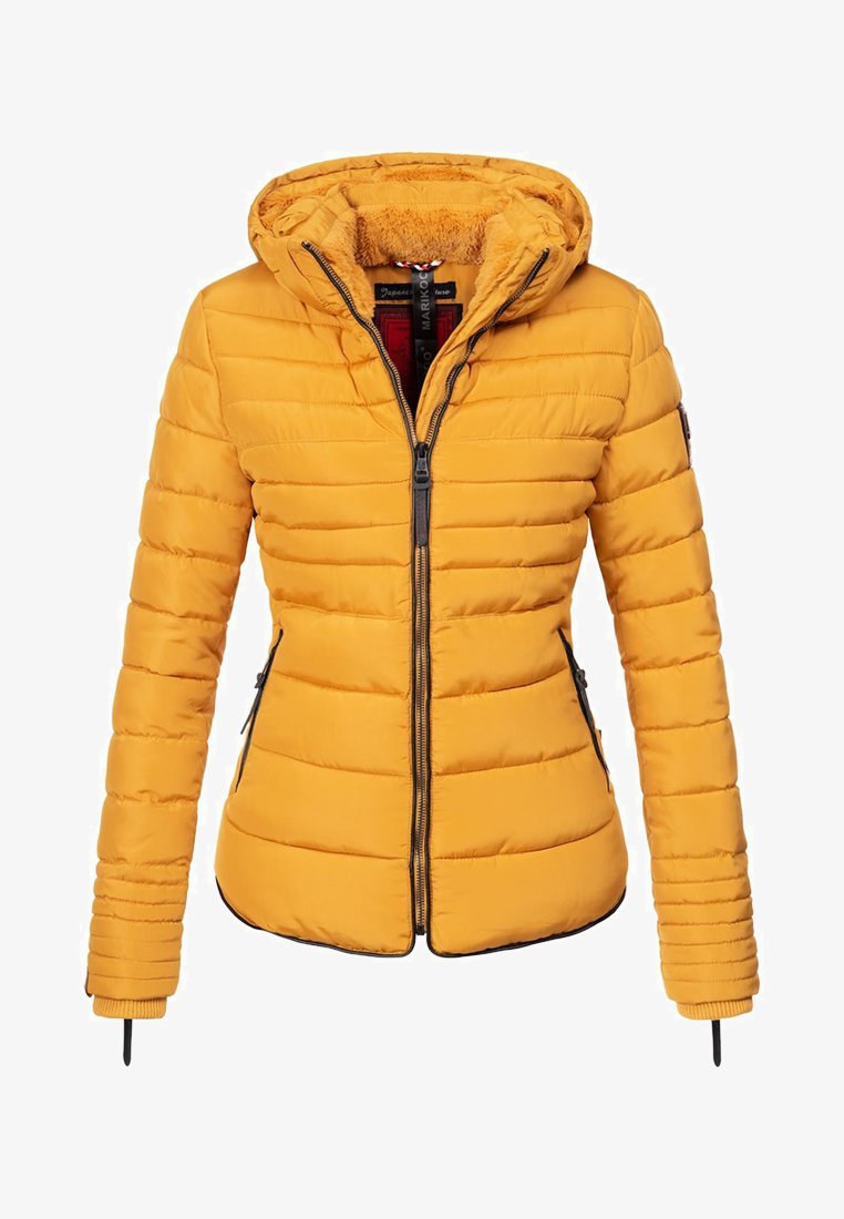 Gul polstret jakke med lynlås foran, hætte og blødt for. Har lodrette quiltede sektioner og to sidelommer med lynlås.