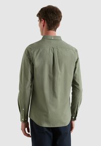 Groene langartiger shirt met een rugplooien, knoopdetails op de manchetten en een klassieke kraag, gemaakt van lichtgewicht stof.