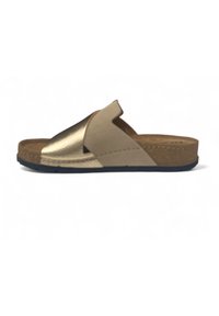 Slippersandaal met een gekruist bandontwerp in metallic goud en beige, met een gestructureerde afwerking en een bruine gevoerde voetbed op een zwarte zool.