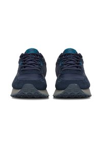 Tumši zili zamša sporta apavi ar teksturētām panelēm, pelēku gumijas zoli un ziliem akcentiem. Aprīkoti ar apaļām šņorēm un polsterētu mēli ērtībai.