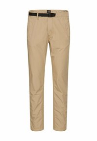 Helle beigefarbene Chinos mit einem schwarzen Gürtel. Merkmale ein gerades Bein-Design, zwei Seitentaschen und einen glatten, leicht strukturierten Stoff.