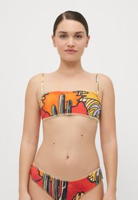 Bikini set so zaujímavým potlačou s farebnými kaktusmi a palmami v červenej, oranžovej a žltej farbe, s tenkými ramienkami a kontrastným prešívaním.