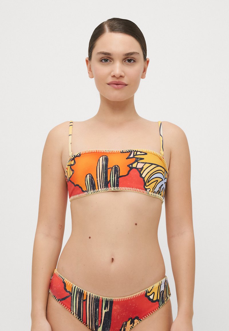 Bikini set so zaujímavým potlačou s farebnými kaktusmi a palmami v červenej, oranžovej a žltej farbe, s tenkými ramienkami a kontrastným prešívaním.