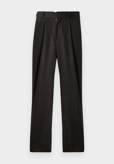 Donker gestreepte broek met een geplooide voorkant, gemaakt van een textuurstof. Heeft een tailleband en een rechte pasvorm.