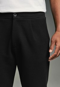 Next TEXTURED REGULAR FIT - Pantaloni - black