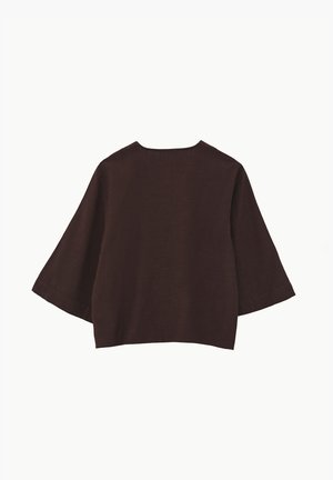 Mørkebrun top med løs pasform, brede trekvartærmer og rund halsudskæring, vist fladt på en hvid baggrund.