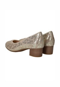 Beige lage hakken met geometrisch metallic patroon, ronde neus en textuur in beige, met een houten blokhak.