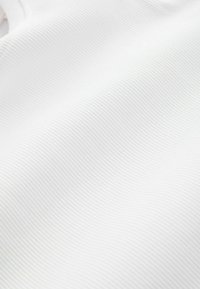 Tessuto bianco a coste con una superficie liscia, che presenta sottili linee orizzontali su tutta la trama.