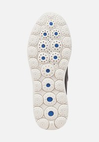 Suela de zapato de goma blanca con patrones circulares, con acentos azules en el centro de cada círculo. Texto "GEOX" grabado en el lateral.