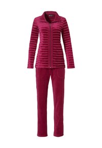 Fleece loungewear set in donkerroze, met een ritsjack met verticale strepen en rechte pijpen, beide zacht en met textuur.