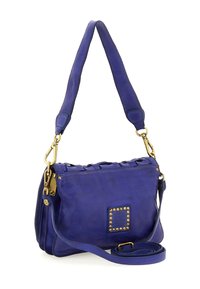 Borsa a spalla in pelle blu con hardware in tonalità oro, tracolla removibile e dettaglio quadrato con borchie sulla patta anteriore.