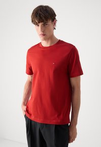 Tommy Hilfiger ESSENTIAL TEE - Základné tričko - dark magma