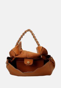 Borsa a tracolla in pelle marrone con patta in camoscio, catena dorata e manico intrecciato in pelle, aperta per mostrare la tasca interna con chiusura a bottone.
