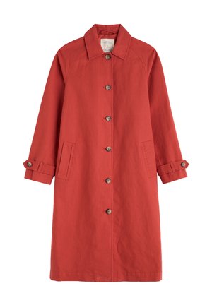 Punane kerge vihmamantel kraega kaelusega, esikonksud, küljetaskud ja reguleeritavad nööpidega varrukapaelad. Sile kanga tekstuur.