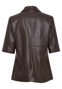 Veste marron foncé en cuir synthétique à manches courtes avec col, vue de dos sur fond blanc.