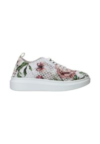 Weiße floral gemusterte Sneakers aus Spitze mit einem Mesh-Obermaterial, ausgestattet mit einer flachen Sohle und dekorativen Blumenmustern in rosa und grünen Akzenten.